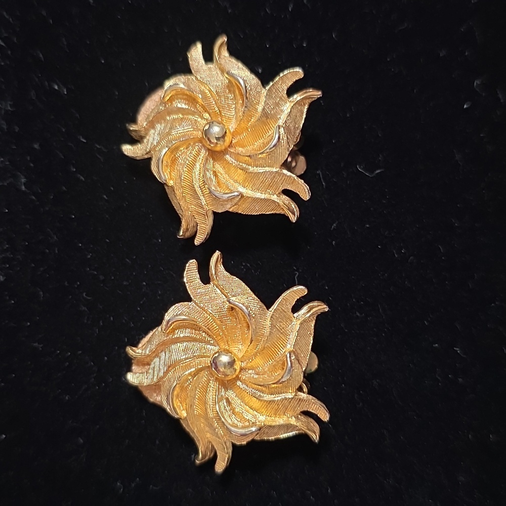 Elegant KRAMER Clip-on Floral Earrings